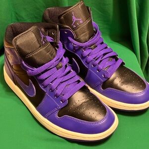 Jordan 1 mid women’s Mid-Sneakers — Black & Purple